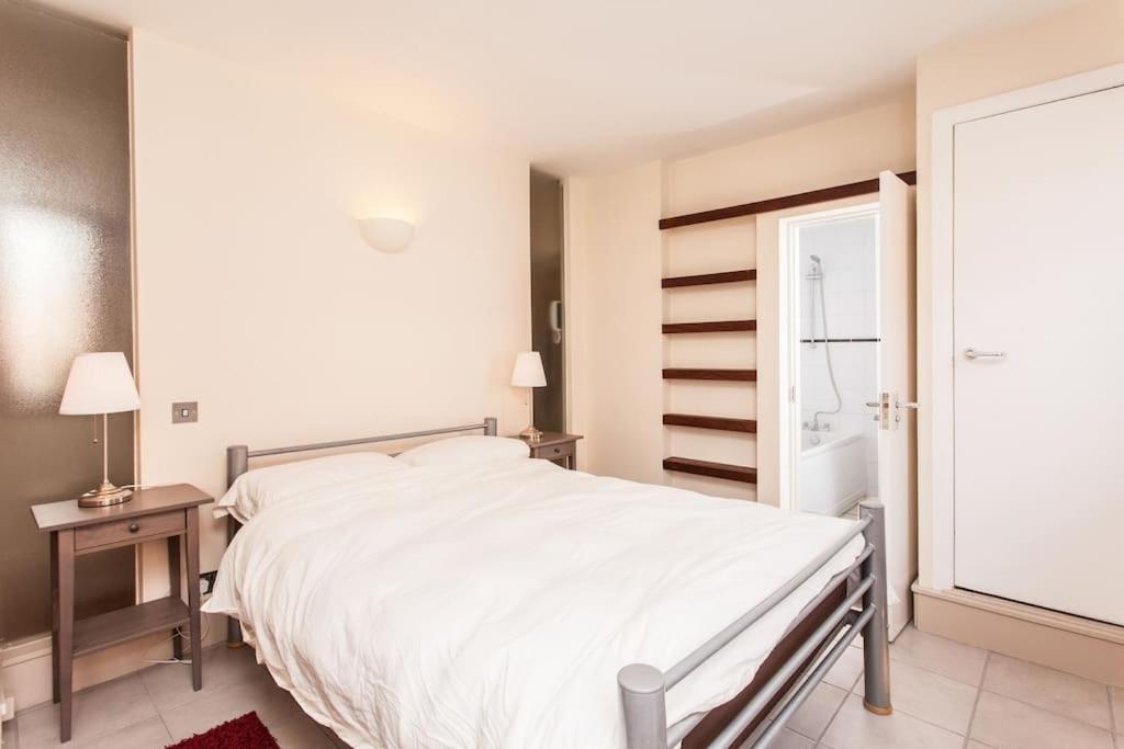 Awesome Apartment In The Heart Of Camden Town Londra Exterior foto