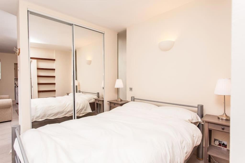 Awesome Apartment In The Heart Of Camden Town Londra Exterior foto
