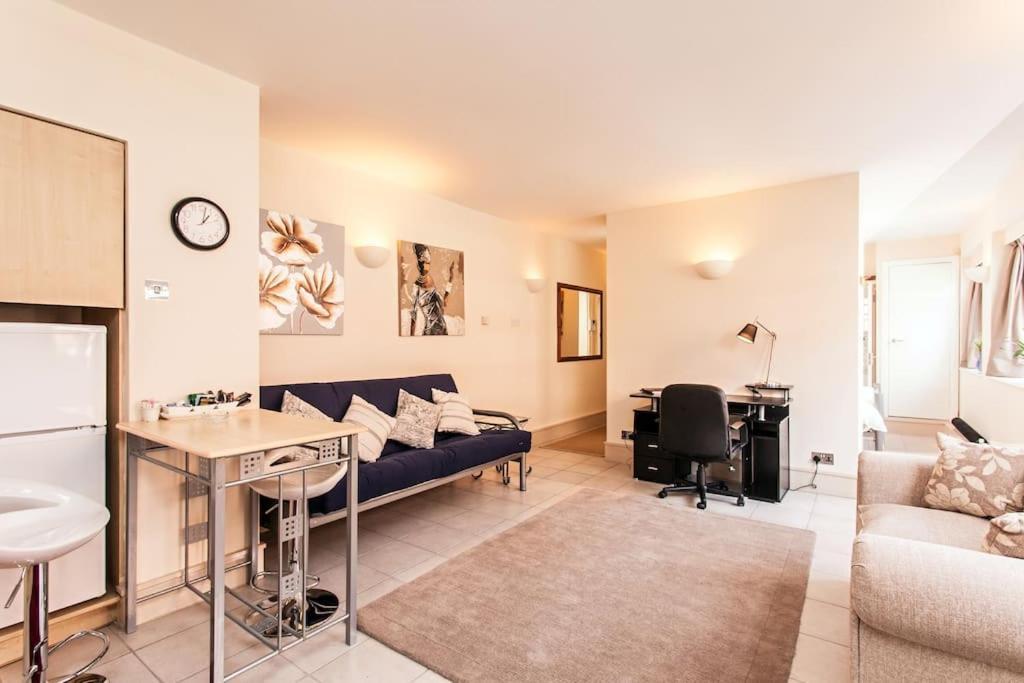 Awesome Apartment In The Heart Of Camden Town Londra Exterior foto
