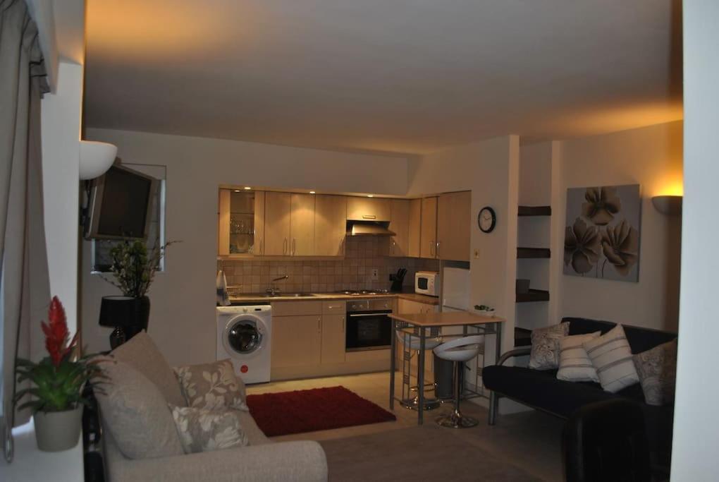Awesome Apartment In The Heart Of Camden Town Londra Exterior foto