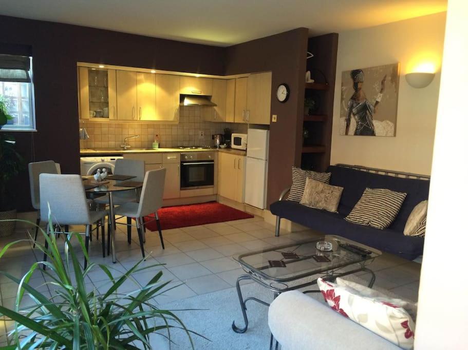 Awesome Apartment In The Heart Of Camden Town Londra Exterior foto