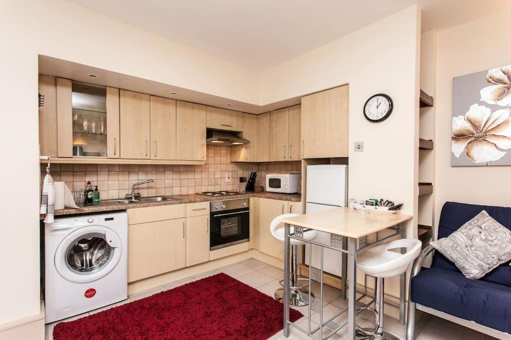Awesome Apartment In The Heart Of Camden Town Londra Exterior foto