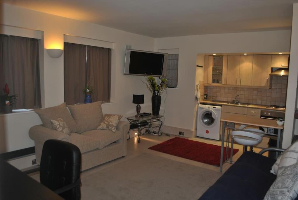 Awesome Apartment In The Heart Of Camden Town Londra Exterior foto