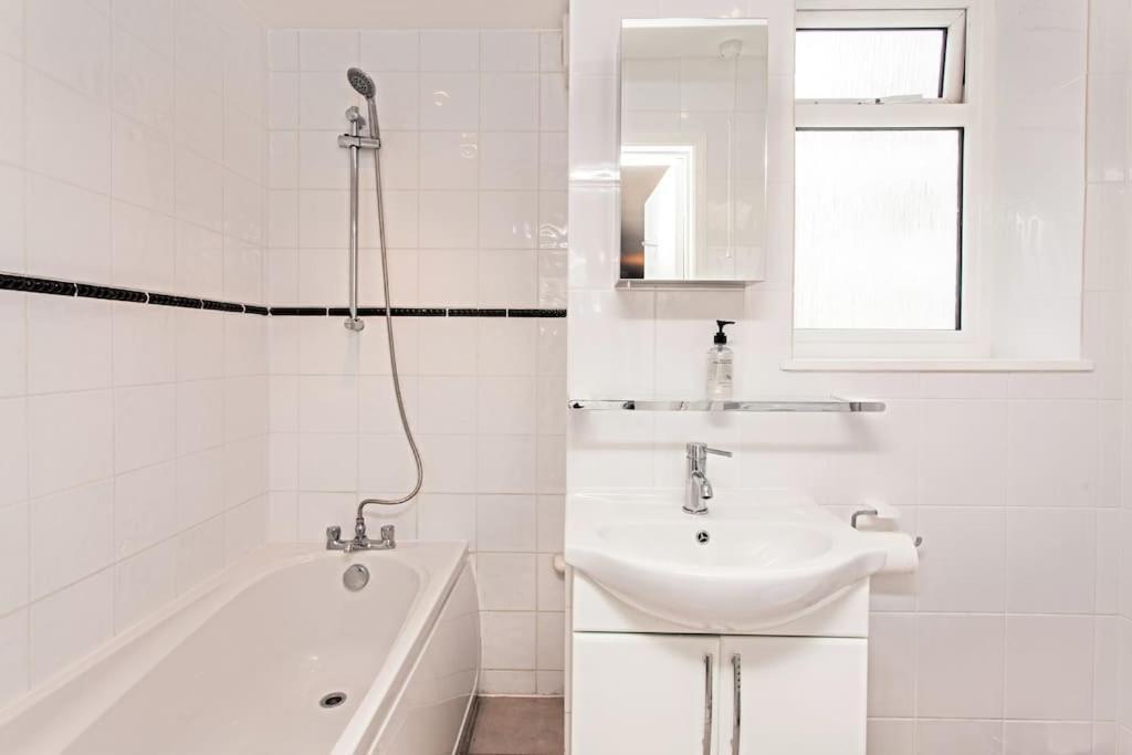Awesome Apartment In The Heart Of Camden Town Londra Exterior foto